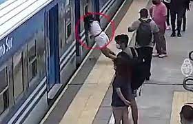 فيديو مروع.. شابة تسقط تحت قطار في الأرجنتين